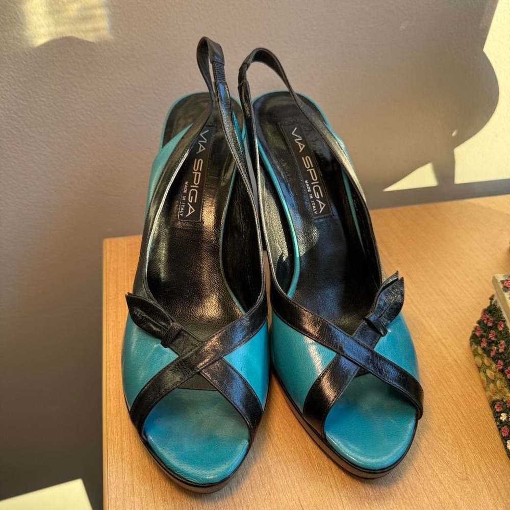 Vintage Via Spiga turquoise and black leather peep toe heels